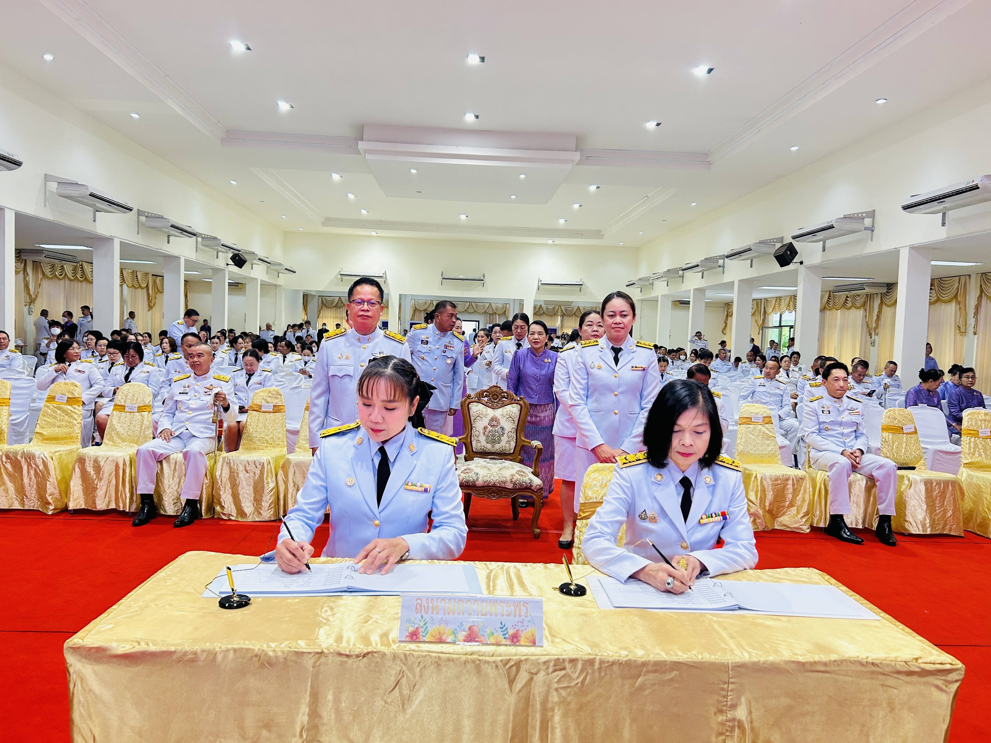 สรจ.พะเยา ร่วมพิธีลงนามถวายพระพรชัยมงคล พิธีเจริญพระพุทธมนต์ และทำบุญตักบาตร ถวายพระราชกุศล เฉลิมพระเกียรติสมเด็จพระนางเจ้าฯ พระบรมราชินี เนื่องในโอกาสวันเฉลิมพระชนมพรรษา 3 มิถุนายน 2568
